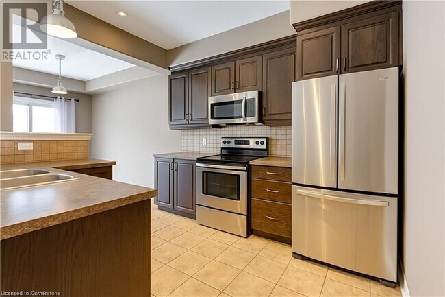 Building Photo - 313 Featherstone Crescent