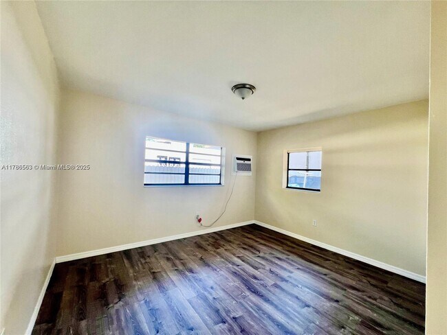 Foto del edificio - 645 NW 1st St
