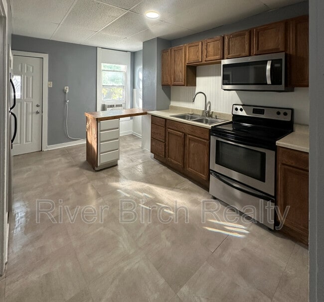 Building Photo - 613 S 5th St