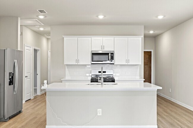Building Photo - 607 Clover Crk Dr