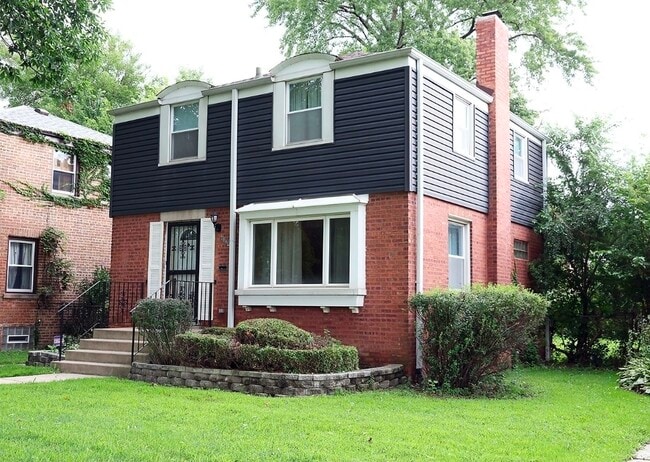 Building Photo - 10031 S Paxton Ave