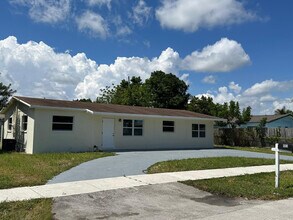 Building Photo - 4051 NE 4th Ave