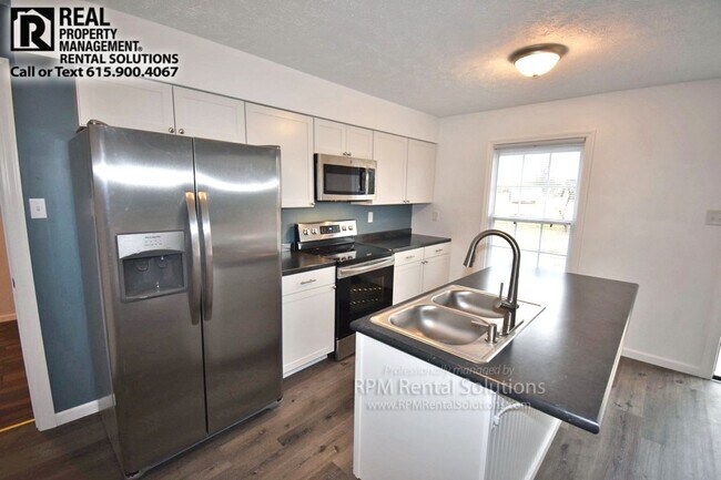 Building Photo - Gorgeous remodeled 3BR/2BA duplex, minutes...