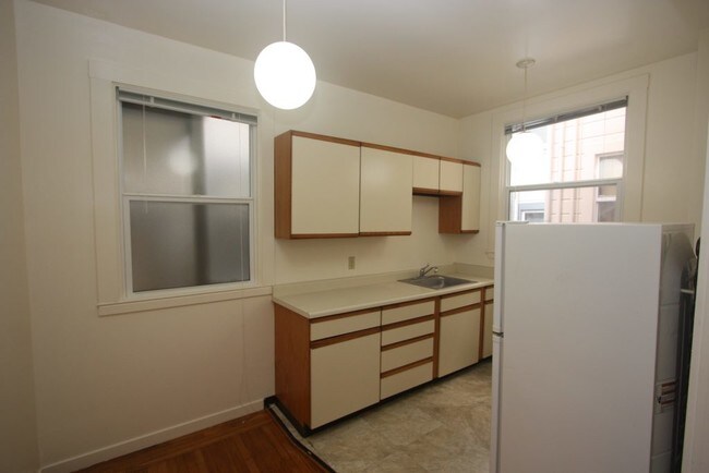 Building Photo - Bright Studio Apt in Prime Location