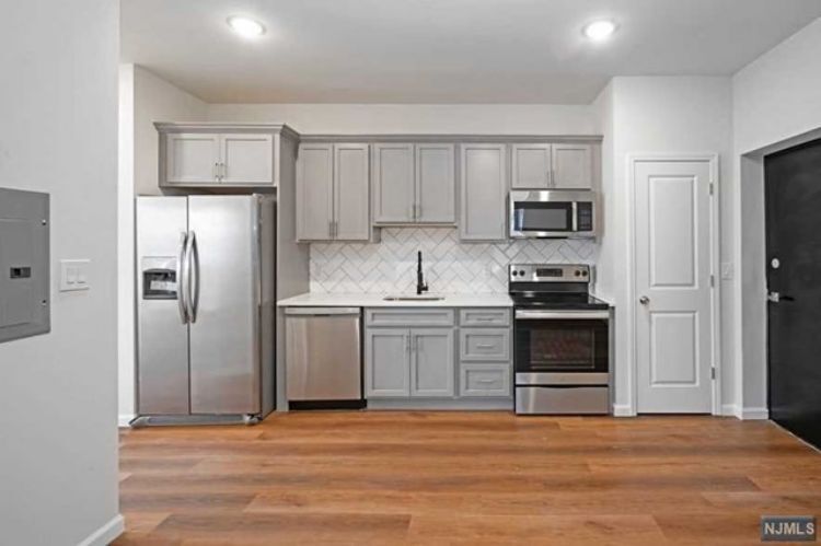 Foto principal - 72 Burroughs Pl