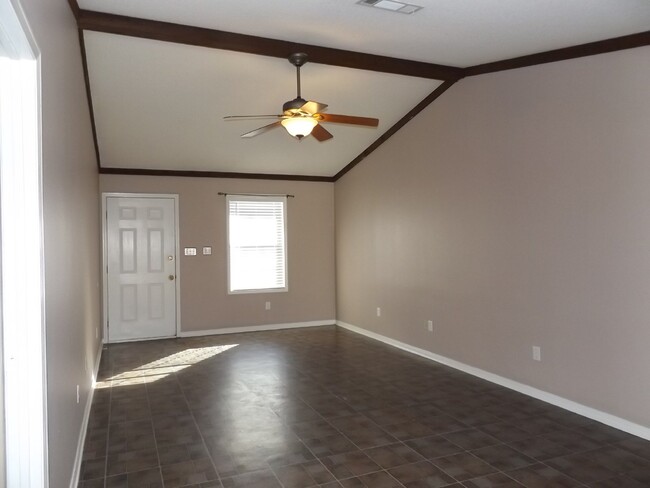 Building Photo - Spacious 2 / 1.5 duplex with a garage in t...