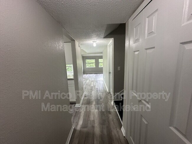 Foto del edificio - 1106 Country Club Ln