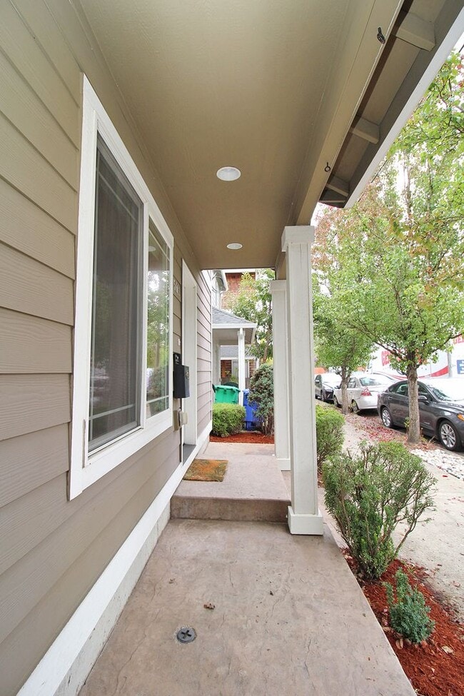 Building Photo - 5612 SE 22nd Ave