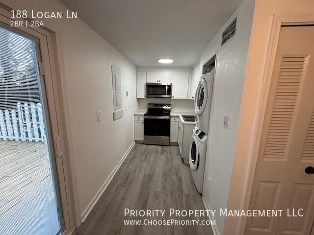 Foto del edificio - 188 Logan Ln