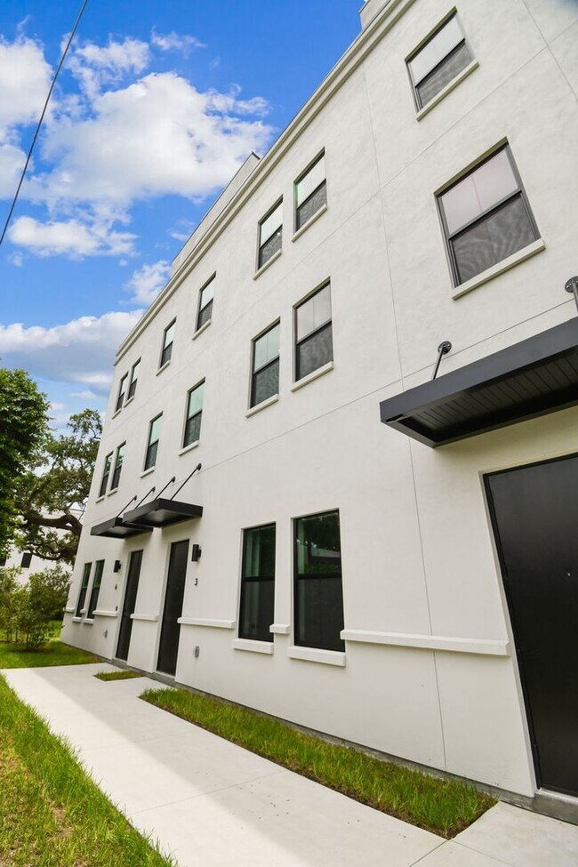 Building Photo - Canvas GWX