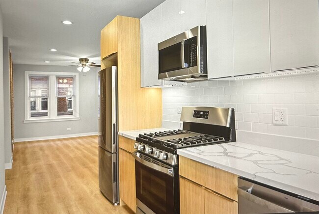 Building Photo - 7385 N Damen Ave