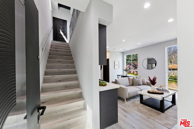 Foto del edificio - 15106 Roxford St