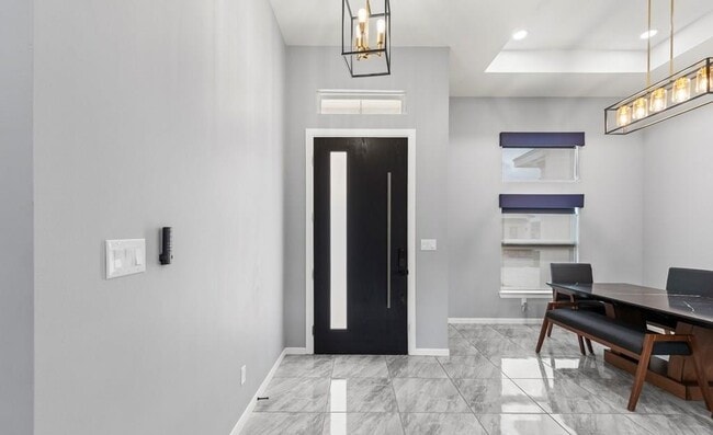 Building Photo - 9388 N Queen Palm