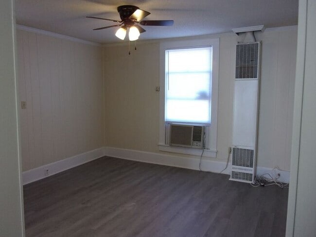 Building Photo - 2 Bedroom 1 Bath Apartment with Private Deck