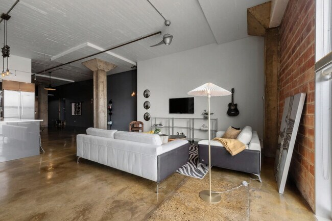 Photo du bâtiment - 10303-10107 107 St NW