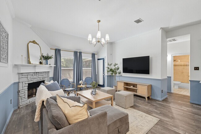 Foto del edificio - 2402 Blue Holly Dr