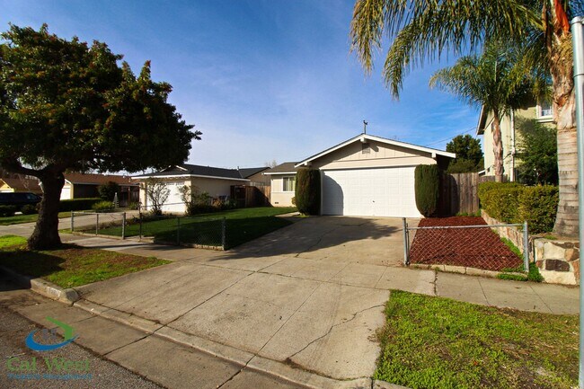 Building Photo - $2,995-Spacious 2 Bedroom 1 Bath home with...