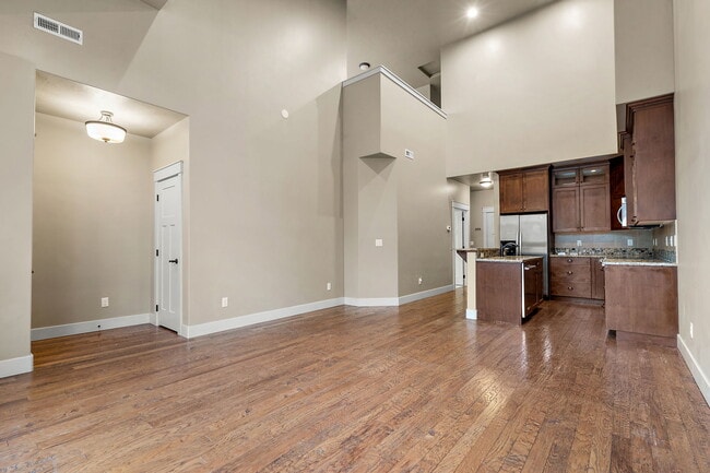 Building Photo - 923 S Lone Willow Ave