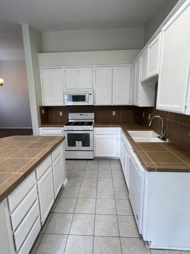 Foto del edificio - Spacious SW Bakersfield home!