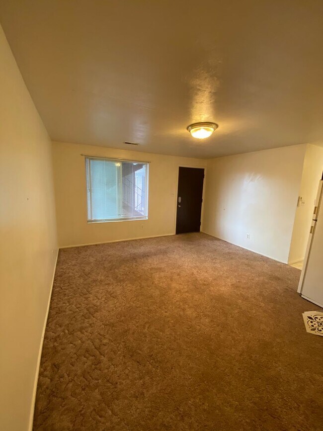 Building Photo - Contract Sale! 1B/1B Pet Friendly Apartment South of BYU