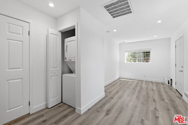 Foto del edificio - 5543 Fallbrook Ave