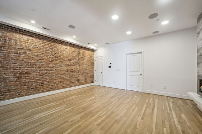 Foto del edificio - Recently Renovated, High-End, 2 Bed / 2 Ba...