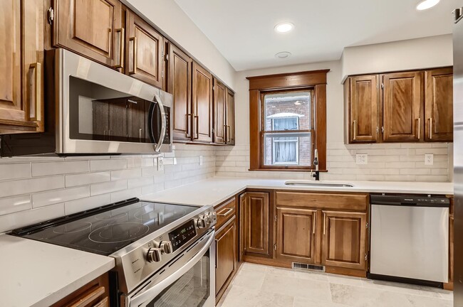 Building Photo - Charming Highland home near shops at Tennyson