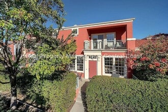 Building Photo - 805 Lawrence Dr