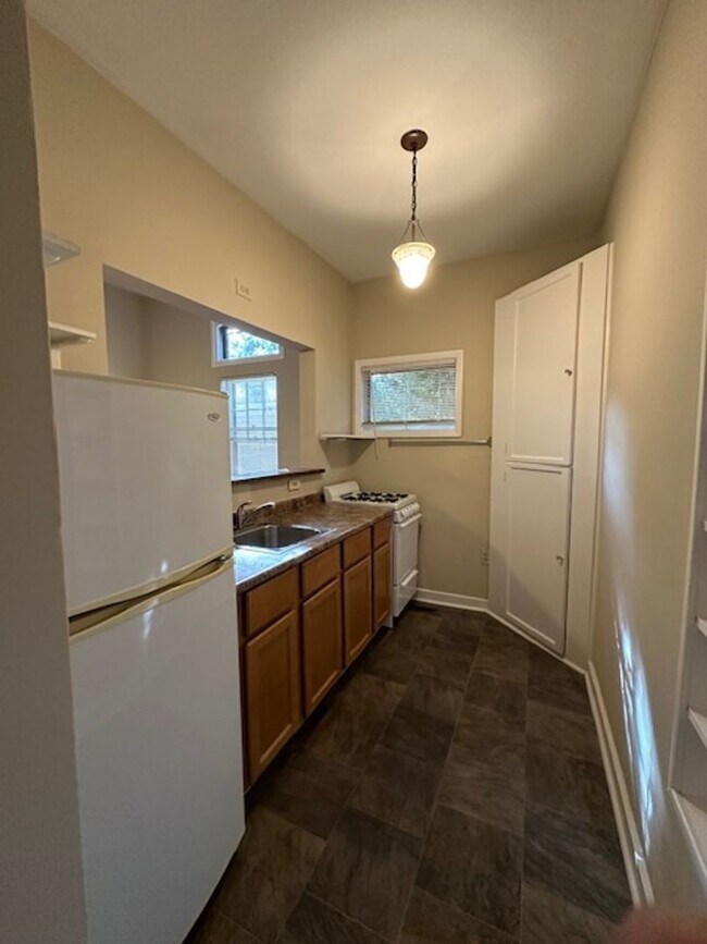Foto del edificio - 1 & 2 Bedrooms-Brady St - Heat & Electricity Included