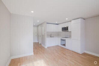 Building Photo - 1525 Av. Victoria