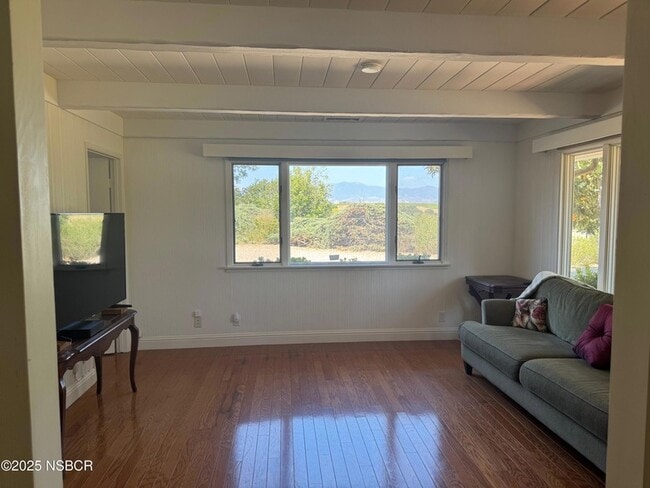 Foto del edificio - 724 N Refugio Rd