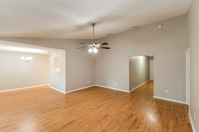 Foto del edificio - 8136 Honeysuckle Ln