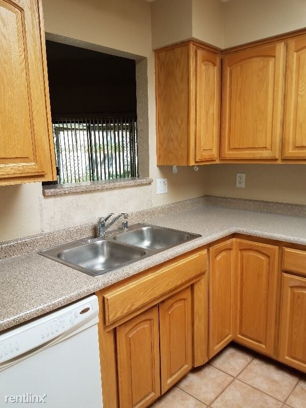 Building Photo - 2 br, 2 bath Townhome - 7400 Gene NE