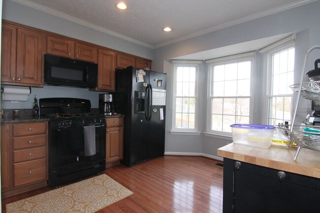 Building Photo - Lovely 3 BR End Unit in Kincaid Forest!