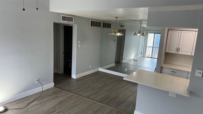 Foto del edificio - 9550 Deering Dr