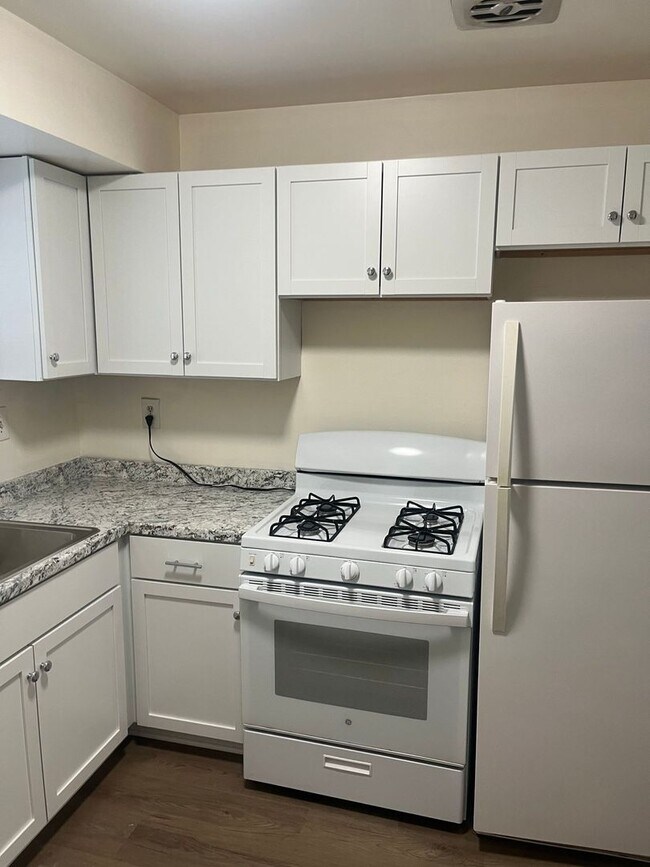 Building Photo - Updated 3 Bedroom Condo