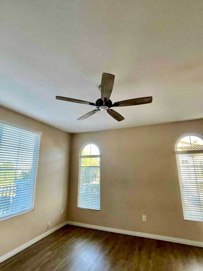 Sala de estar con nuevo ventilador de techo/luz. - 285 Reef Point Way