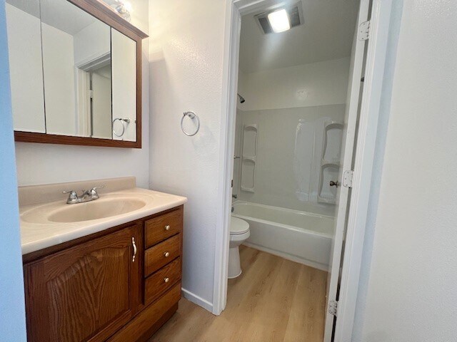 Baño 1 - 946 Kiely Blvd