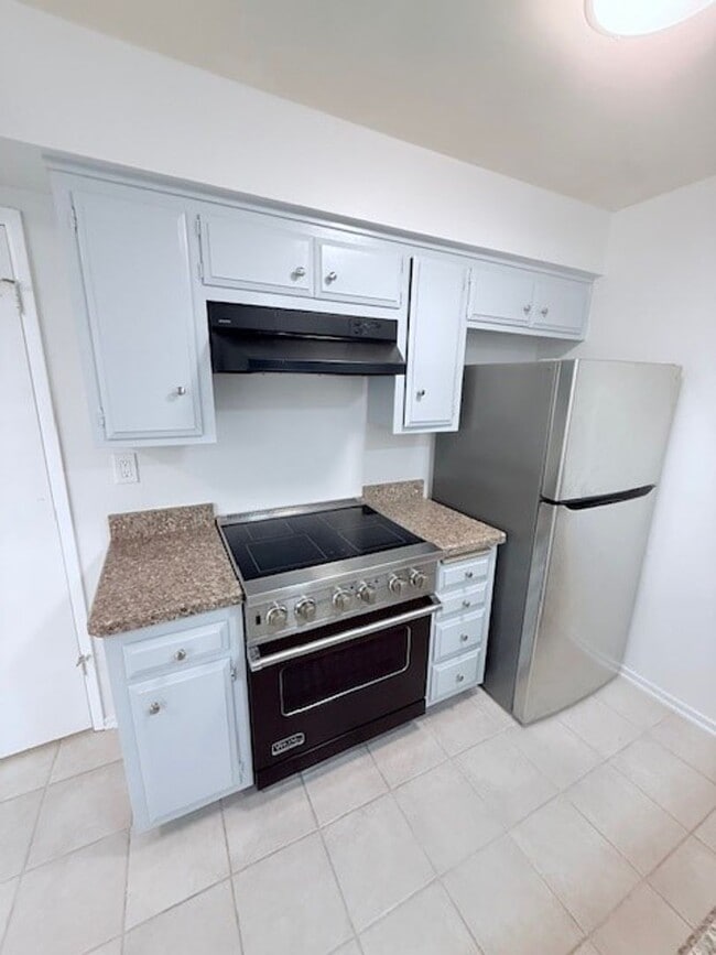 Building Photo - Hidden Valley Townhome Available