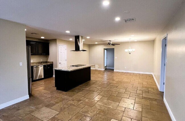 Foto del edificio - 1643 N 87th Pl