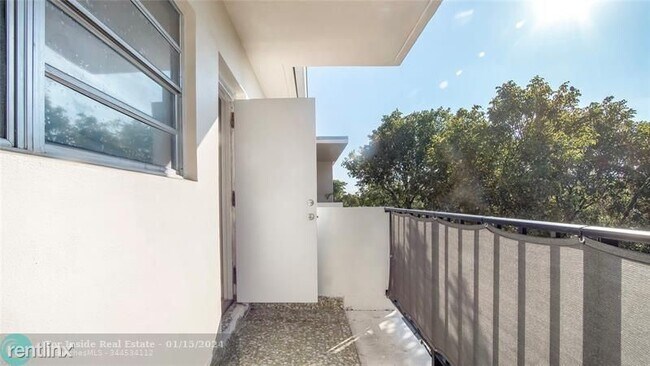 Building Photo - 1 br, 1 bath House - 1855 Plunkett St Apt 403