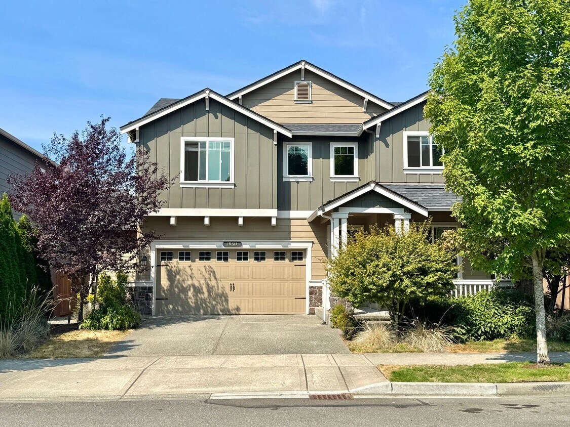 Foto principal - Spacious 5-Bedroom Home in Desirable Woodi...