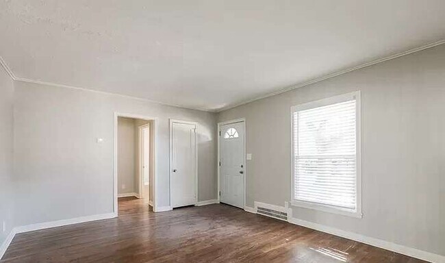 Building Photo - 1440 E 21st Ave