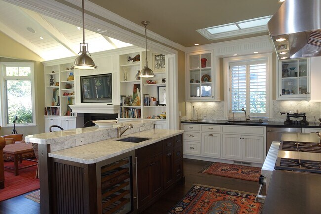 Building Photo - Fabulous Spacious home, walk to downtown M...