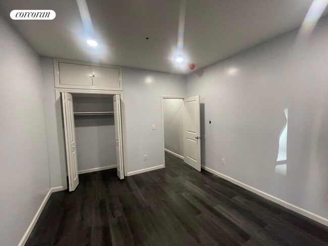 Foto del edificio - 2297 Loring Pl N
