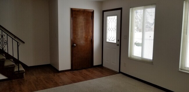 Building Photo - Huge 3 bedroom 2.5 bath town home with a 2 car garage.