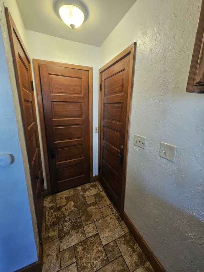 Building Photo - 1-603 1/2 N Superior Ave