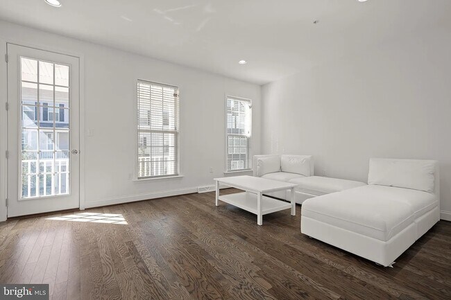 Building Photo - 608 Mayer Pl