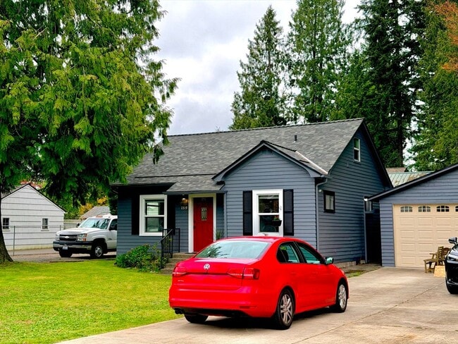 Foto del edificio - Charming Everett Home with Spacious Backyard, Garage, and Bonus Flex Spaces