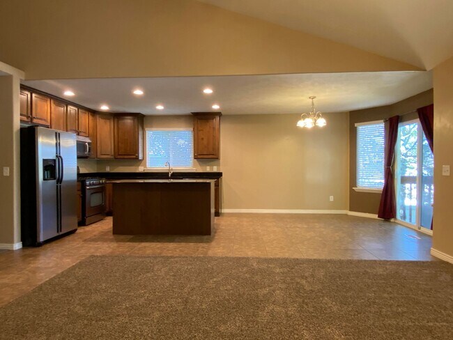 Building Photo - 5 Bedroom/3 Bathroom Home in Riverton